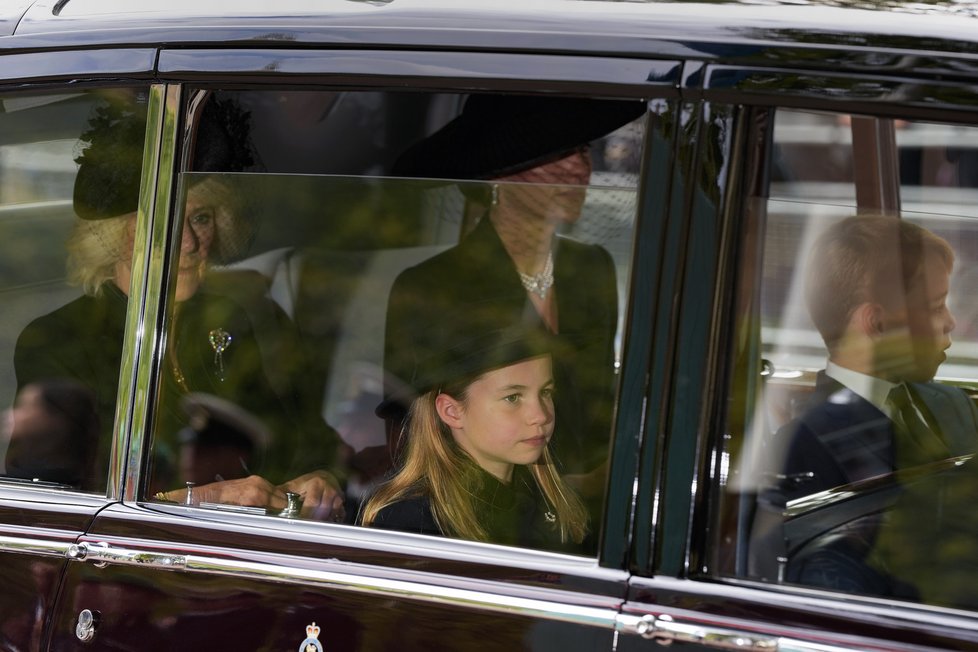 Pohřeb královny Alžběty II. - Camilla, Kate a Charlotte s Georgem v jednom autě