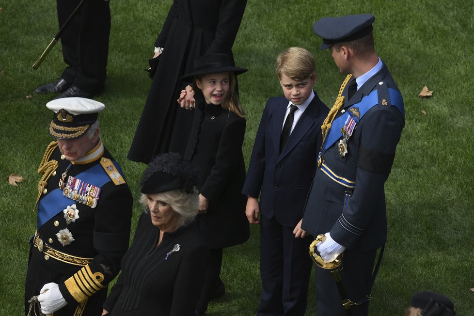 Pohřeb královny Alžběty II. - priuncezna Charlotte, princ George a princ William