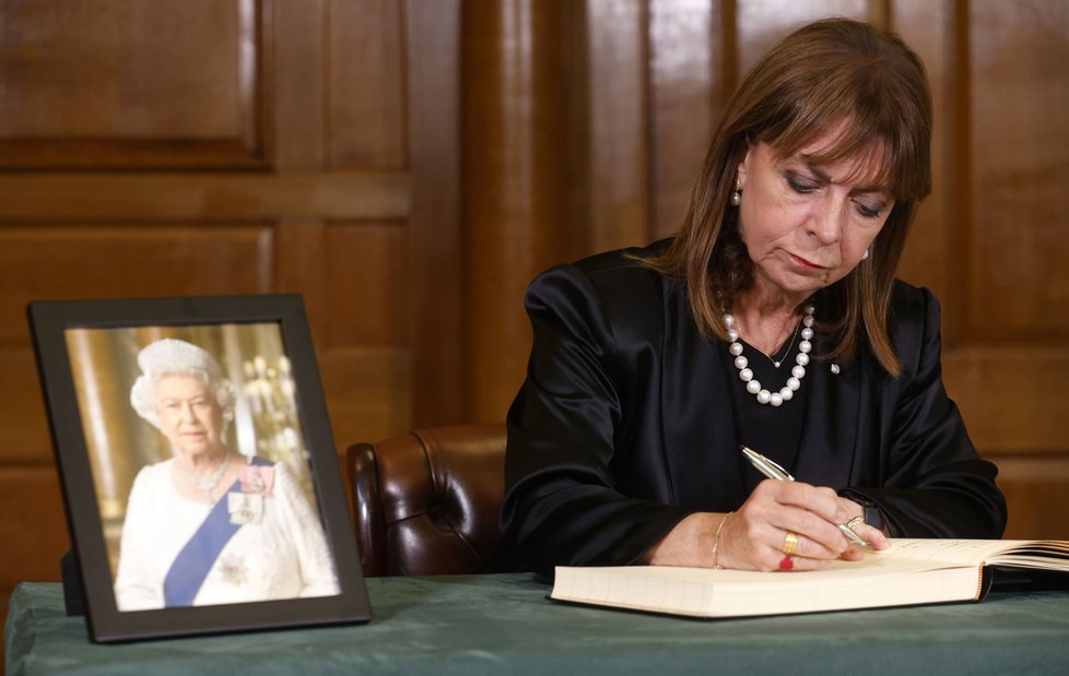 Pohřeb královny Alžběty II. - podpisy do kondolenční knihy