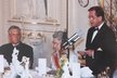 Královna Alžběta II. na návštěvě Prahy v roce 1996. Přespávala v té době v Lichtenštejnském paláci. Na snímku s prezidentem Václavem Havlem a premiérem Václavem Klausem.