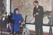 Královna Alžběta II. na návštěvě Prahy v roce 1996. Přespávala v té době v Lichtenštejnském paláci. Na snímku s prezidentem Václavem Havlem a jeho fenou Ďulou.