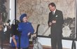 Královna Alžběta II. na návštěvě Prahy v roce 1996. Přespávala v té době v Lichtenštejnském paláci. Na snímku s prezidentem Václavem Havlem a jeho fenou Ďulou.