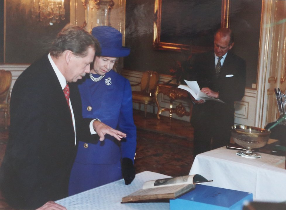 Královna Alžběta II. na návštěvě Prahy v roce 1996. Přespávala v té době v Lichtenštejnském paláci. Na snímku s prezidentem Václavem Havlem.