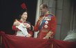 Královna Alžběta II. a princ Philip se svým nejmladším potomkem princem Edwardem krátce po jeho narození v r. 1964.