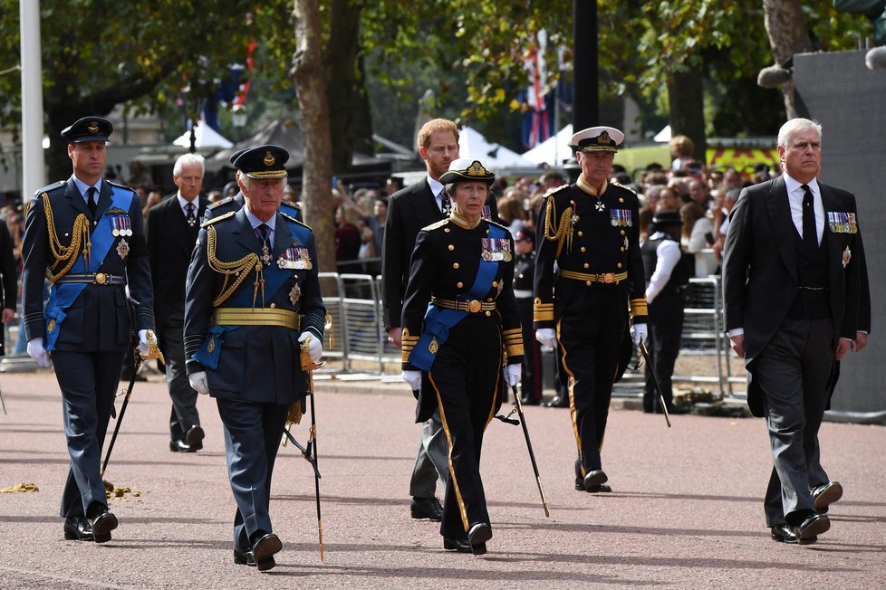 Poslední cesta královny Alžběty II. do Westminsteru - princ William, král Karel III., princezna Anna a princové Harry a Andrew