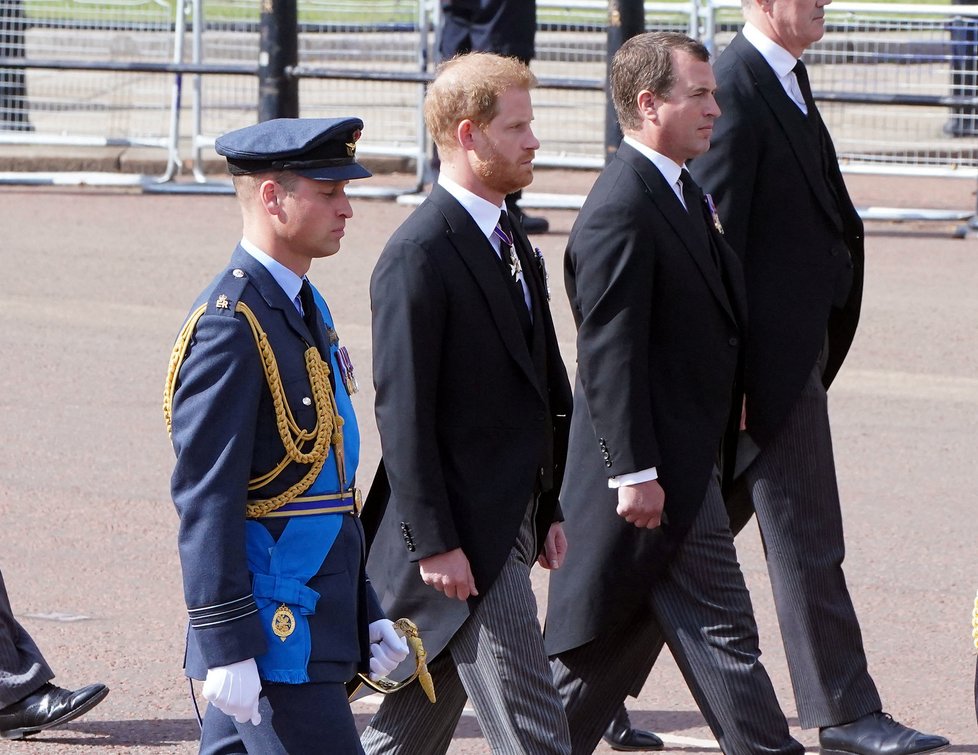 Poslední cesta královny Alžběty II. do Westminsteru - princ William a Harry