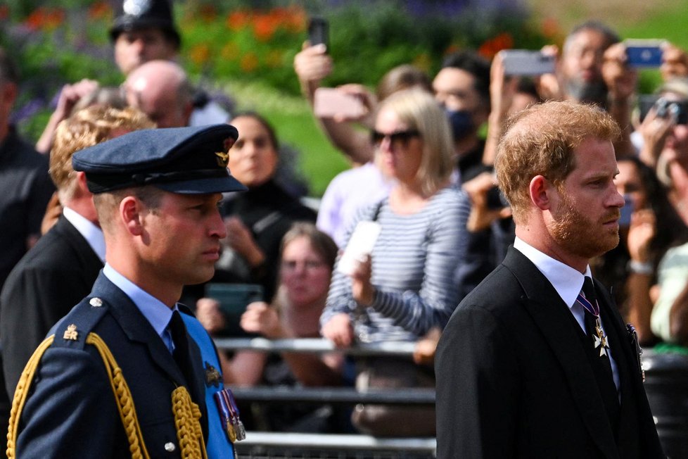 Poslední cesta královny Alžběty II. do Westminsteru - princ William a Harry