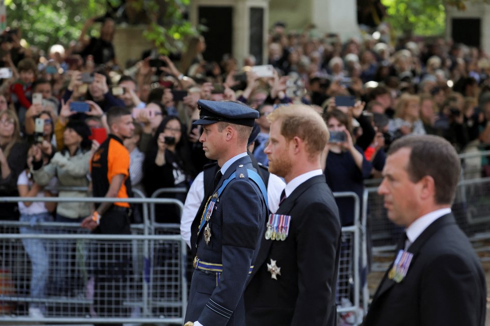 Poslední cesta královny Alžběty II. do Westminsteru - princ William a Harry