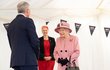 Královna Alžběta II. a princ William pobouřili veřejnost - při plnění královských povinností nenosí roušky!