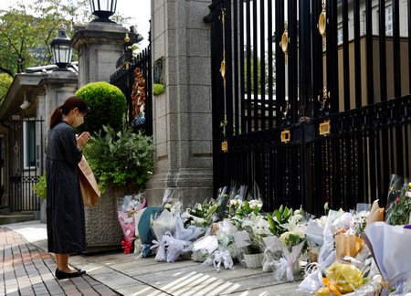 Také v Japonsku lidé uctívají zesnulou královnu Alžbětu II.
