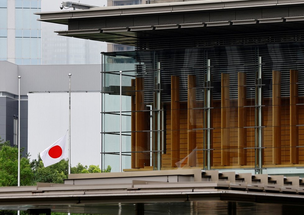 Vlajka na půl žerdi v sídle japonského premiéra.