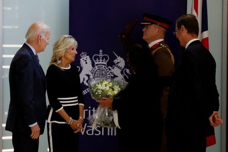 Americký prezident Joe Biden s manželkou Jill uctili památku zesnulé královny Alžběty II. u britské ambasády.