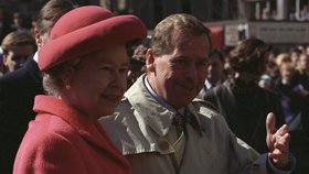 Britská královna Alžběta II. a prezident republiky Václav Havel na náměstí Svobody v Brně (28. 3. 1996)