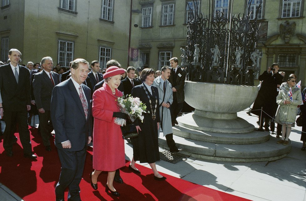 Britská královna Alžběta II., český prezident Václav Havel a primátorka Brna Dagmar Lastovecká na nádvoří brněnské radnice (28. 3. 1996)