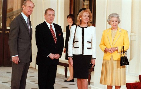 Prezident ČR Václav Havel, Dagmar Havlová, britská královna Alžběta II. a Philip, vévoda z Edinburghu během setkání v Buckinghamském paláci v Londýně (16. 10. 1998)