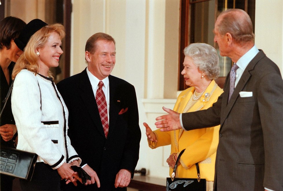 Prezident ČR Václav Havel, Dagmar Havlová, britská královna Alžběta II. a Philip, vévoda z Edinburghu, během setkání v Buckinghamském paláci v Londýně (16. 10. 1998).