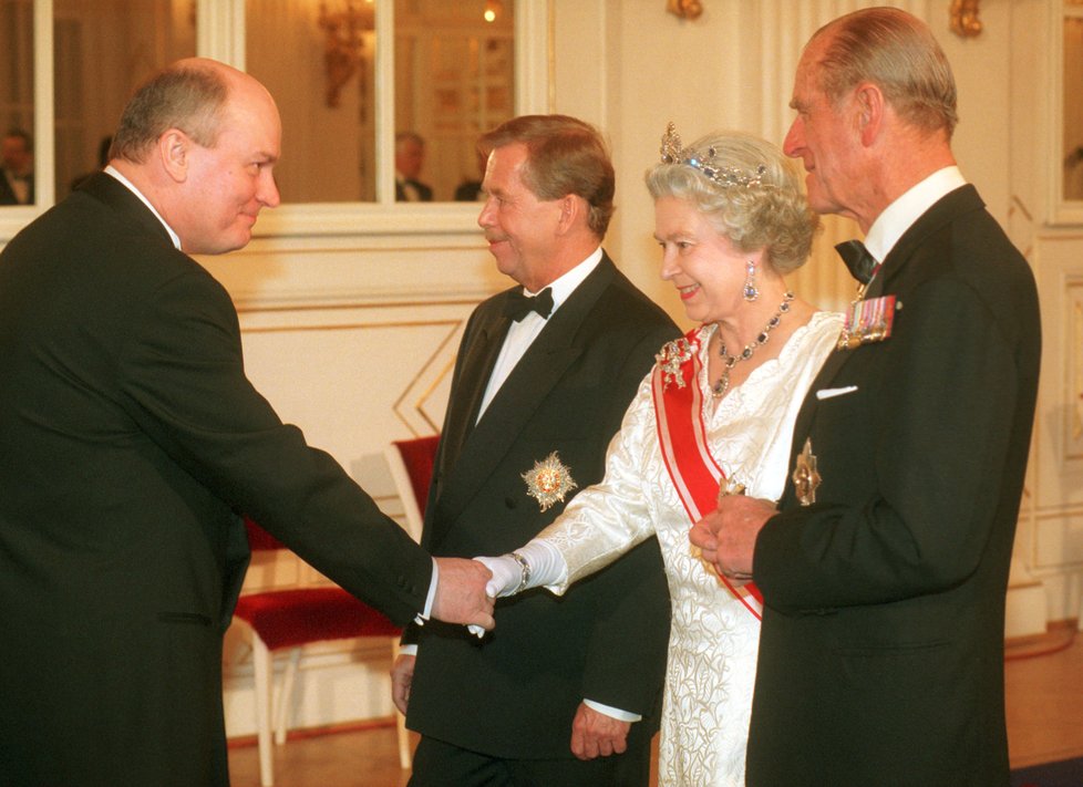 Generální ředitel České televize Ivo Mathé a britská královna Alžběta II. během státní návštěvy České republiky na Pražském hradě. Na fotografii je také prezident Václav Havel a princ Philip (27. 3. 1996).