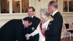 Karel Schwarzenberg a britská královna Alžběta II. během státní návštěvy České republiky na Pražském hradě. Na fotografii je také prezident Václav Havel a princ Philip (27. 3. 1996)