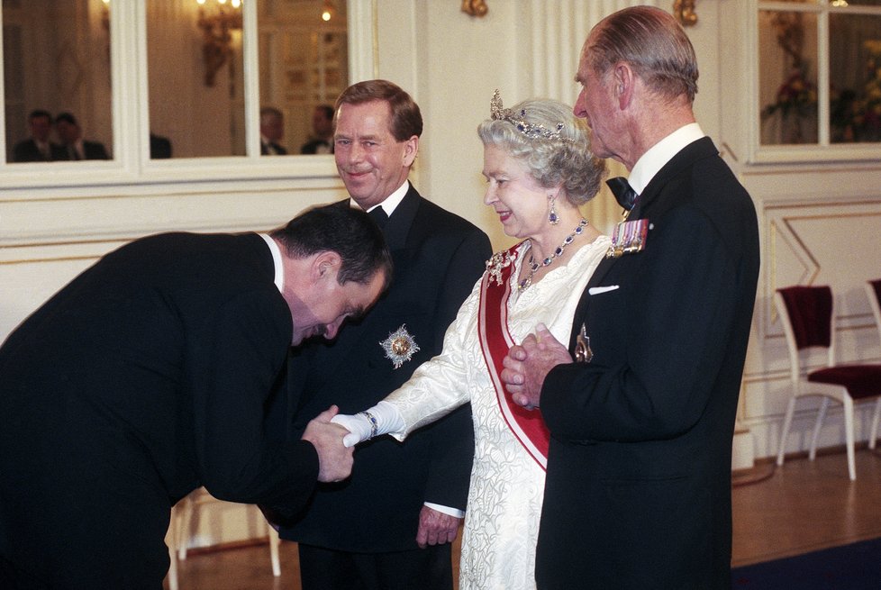 Karel Schwarzenberg a britská královna Alžběta II. během státní návštěvy České republiky na Pražském hradě. Na fotografii je také prezident Václav Havel a princ Philip (27. 3. 1996)