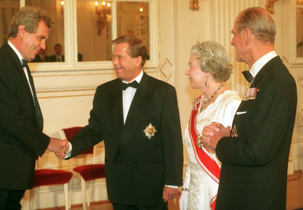 Předseda ČSSD Miloš Zeman a britská královna Alžběta II. během státní návštěvy České republiky na Pražském hradě. Na fotografii je také prezident Václav Havel a princ Philip (27. 3. 1996).