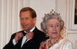 Český prezident Václav Havel a britská královna Alžběta II. během státní návštěvy České republiky na Pražském hradě (27. 3. 1996)