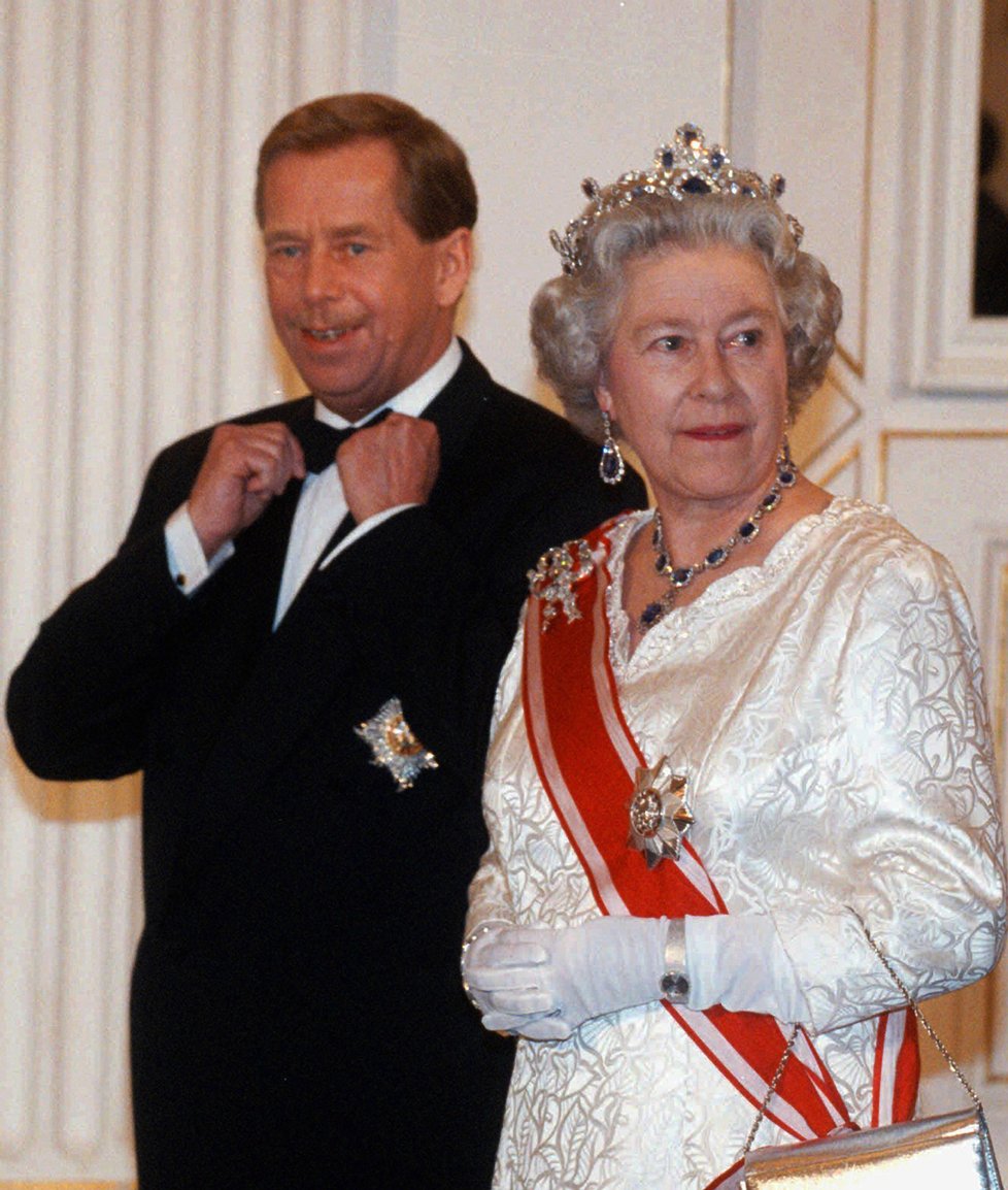 Český prezident Václav Havel a britská královna Alžběta II. během státní návštěvy České republiky na Pražském hradě (27. 3. 1996)