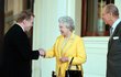 Prezident ČR Václav Havel se zdraví s královnou Alžbětou II. před vchodem do Buckinghamského paláce v Londýně. Vpravo princ Philip, vévoda z Edinburghu (16. 10. 1998)