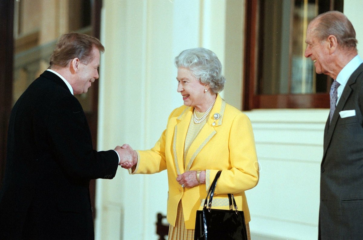 Prezident ČR Václav Havel se zdraví s královnou Alžbětou II. před vchodem do Buckinghamského paláce v Londýně. Vpravo princ Philip, vévoda z Edinburghu (16. 10. 1998)