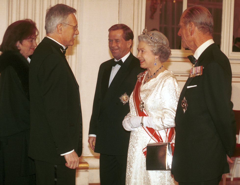 Český premiér Václav Klaus a britská královna Alžběta II. během státní návštěvy České republiky na Pražském hradě. Na fotografii je také prezident Václav Havel a princ Philip (27. 3. 1996).