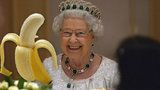 Královna jí banány vidličkou a nožem: Aby přitom nevypadala jako opice