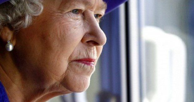 Královna Alžběta v soukromí podporovala brexit, tvrdí BBC