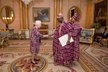 Nigerijská delegace však tomuto módnímu přešlapu nasadila korunu. A to doslova! Do Buckinghamského paláce dorazila v podobných šatech, v jakých je vítala královna Alžběta II. (91).