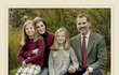 Opačný přístup zvolili v Madridu: Felipe VI. (48), Letizia (44), Leonor (11) a Sofía (9) se fotili v zahradě a připomínají spíš rodinu nějakého profesora z 80. let.