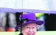 Výrobce deštníků pro královnu má už nadosmrti vystaráno.