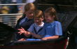 Velké pozornosti se dočkal také kočár vezoucí vévodkyni Camillu (74) a vévodkyni Kate (40) s jejími třemi ratolestmi.
