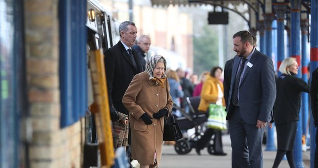 Královna Alžběta II. jela vlakem jako "obyčejný člověk".