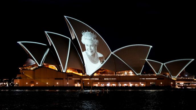 Portrét královny Alžběty II. promítaný k uctění její památky na budovu opery v Sydney