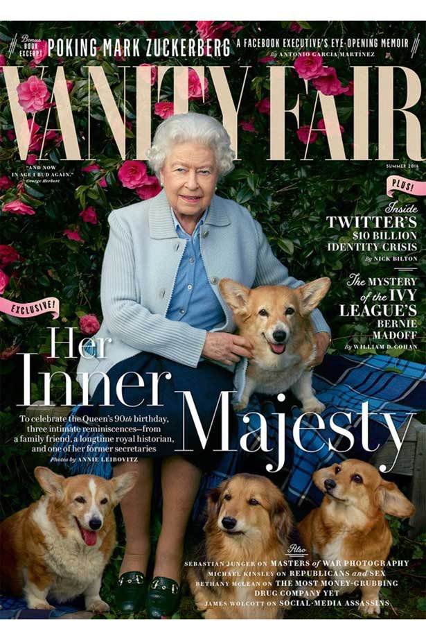 V časopise jsou i fotky Alžběty s jejím chotěm princem Phillipem (94).