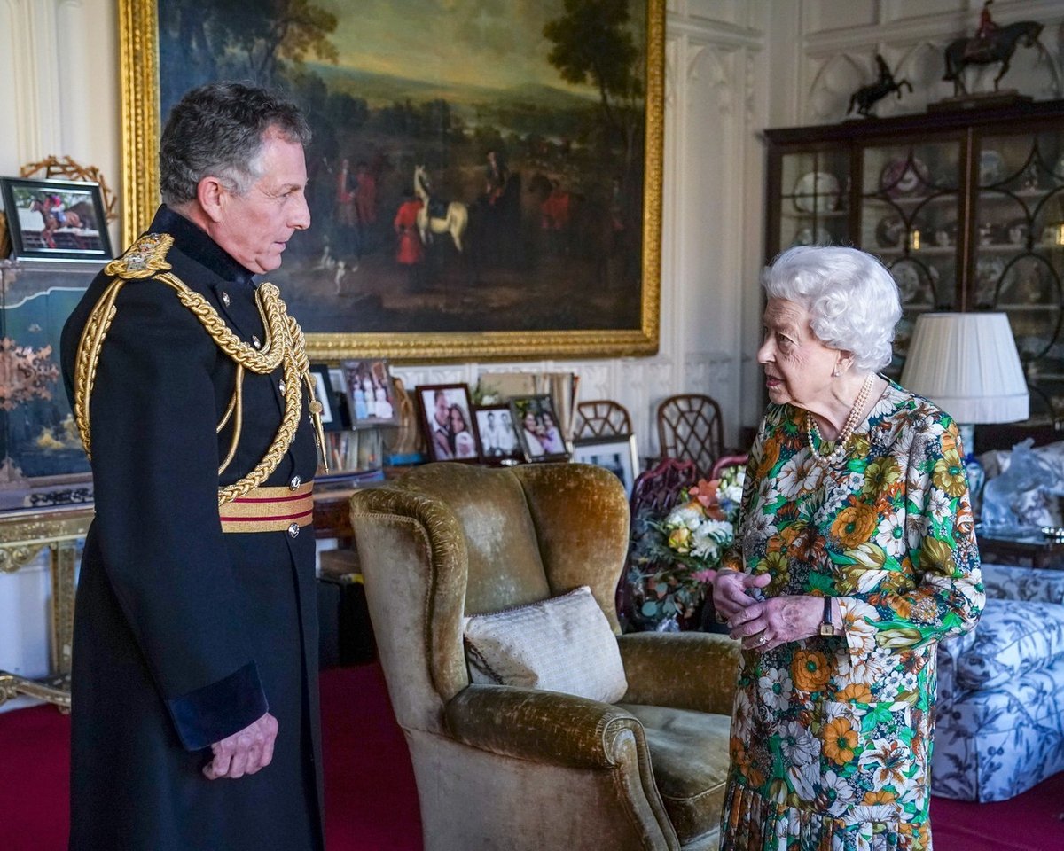 Fialové ruce královny Alžběty II. Brity opravdu vyděsily.