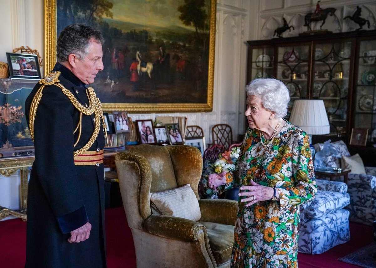 Fialové ruce královny Alžběty II. Brity opravdu vyděsily.