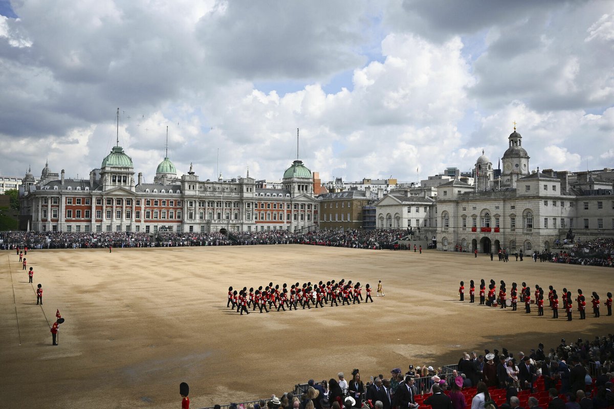 Akce zvané Trooping the Colour se v londýnské vládní čtvrti Whitehall zúčastnilo asi 1500 vojáků.