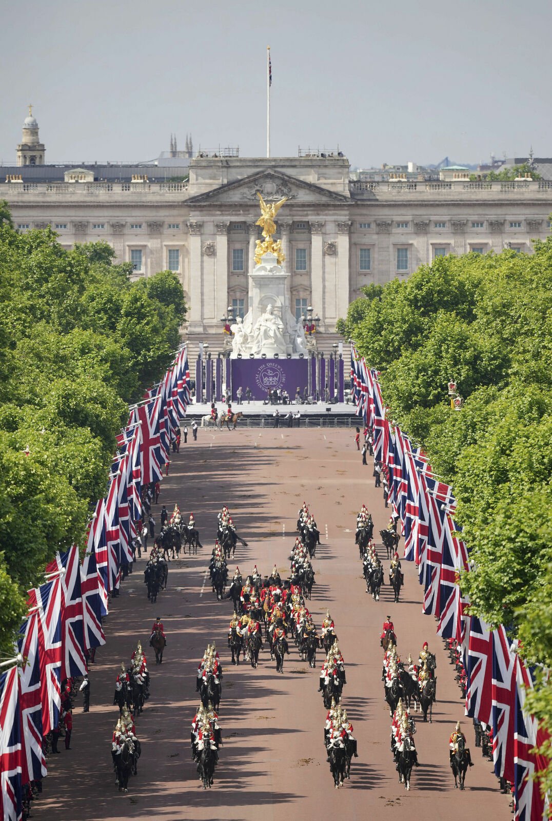 Velká Británie zahájila čtyřdenní oslavy královnina platinového jubilea.