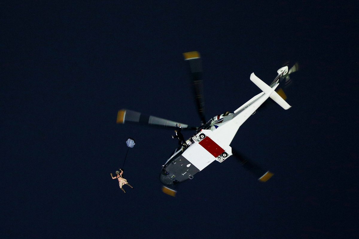 Connery vyskočil z helikoptéry z výšky 240 metrů v královniných šatech.
