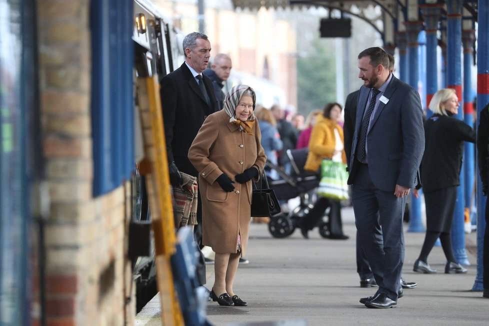 Královna Alžběta II. jela vlakem jako „obyčejný člověk“.