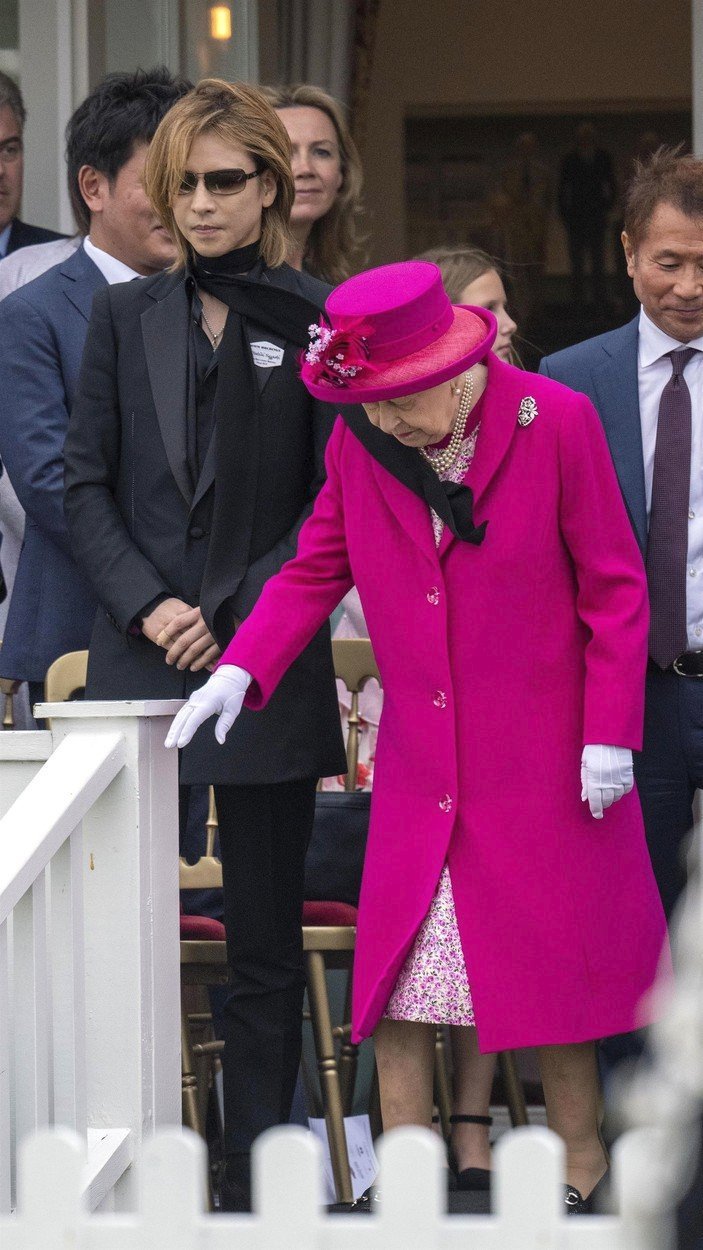 Královna Alžběta II. se zamotala do Yoshikiho šály.