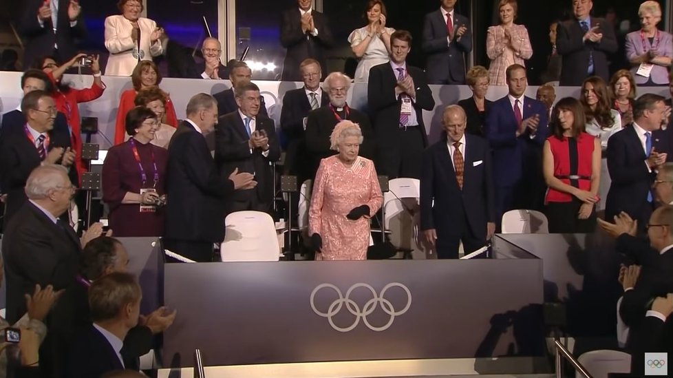 „Alžběta II.“ v humorném spotu Dannyho Boylea zahajuje olympijské hry.