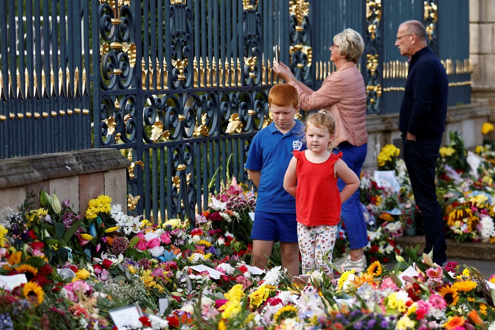 Před hradem Hillsborough se hromadí dárečky