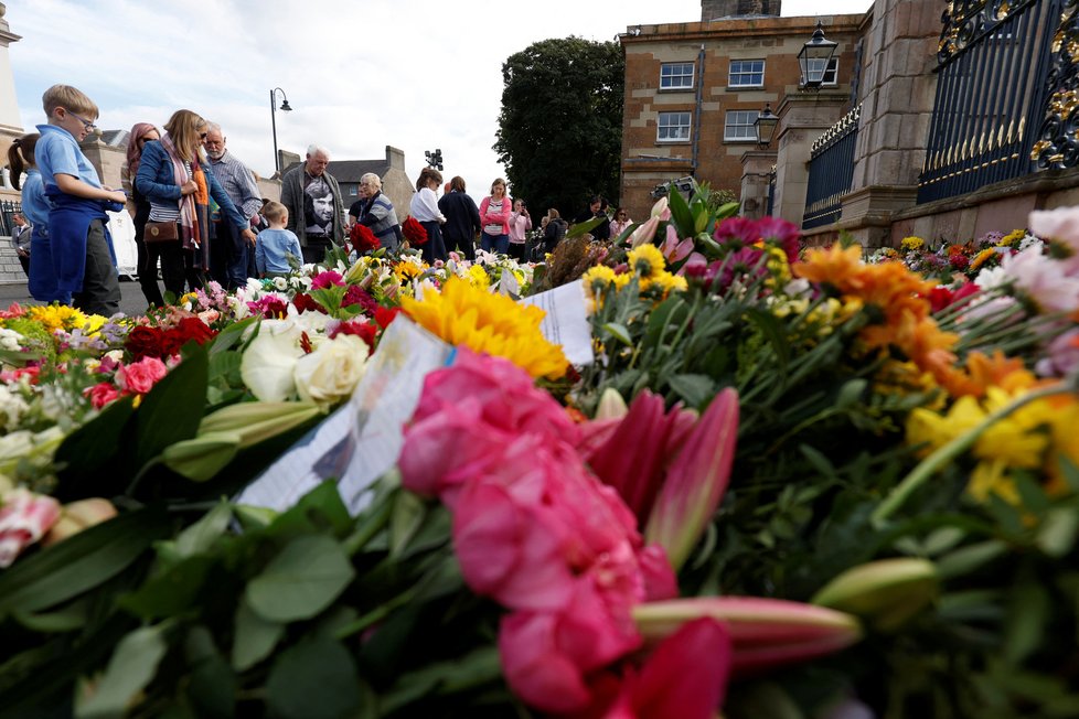 Před hradem Hillsborough se hromadí dárečky.