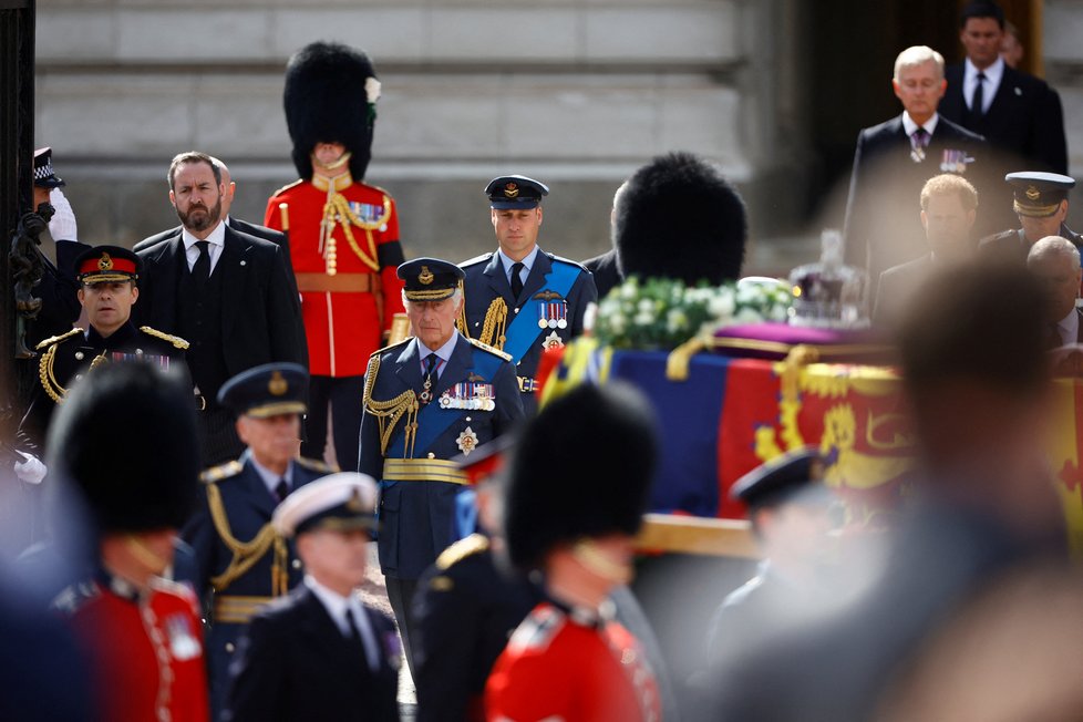 Poslední cesta královny Alžběty II. do Westminsteru - král Karel III.