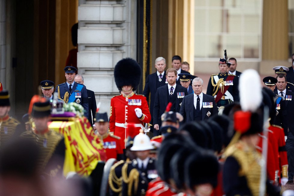 Poslední cesta královny Alžběty II. do Westminsteru - princ Harry a princ Andrew
